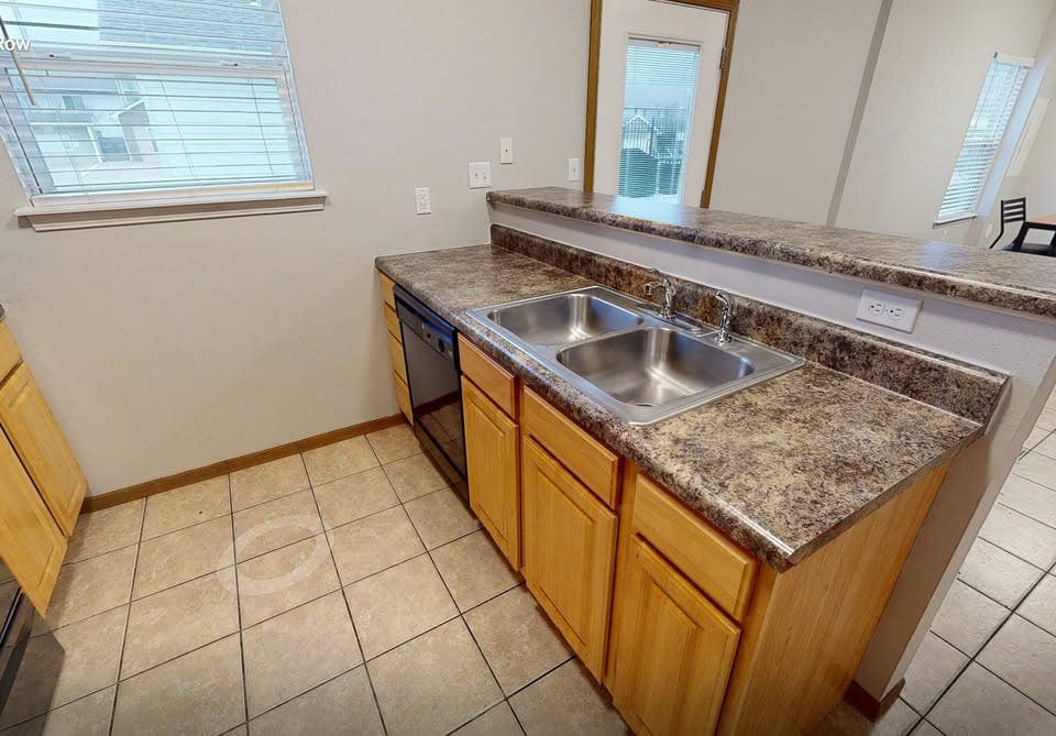 Looking for Roommate