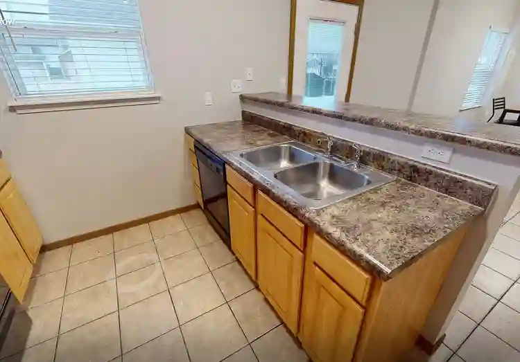 Looking for Roommate