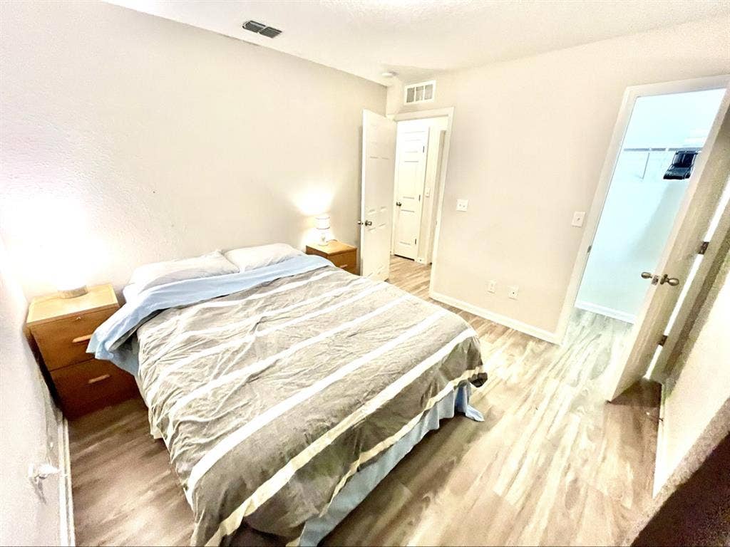 Room in Jacksonville w/Shared Bath