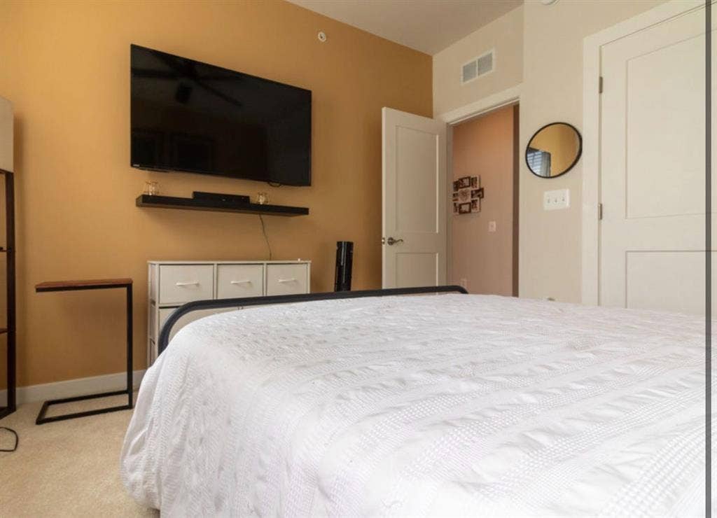 JAN 1st! Room for Rent -$