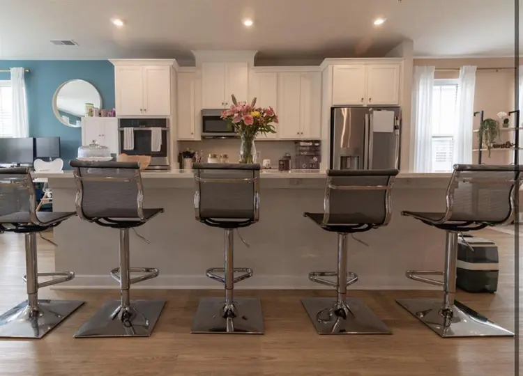 JAN 1st! Room for Rent -$