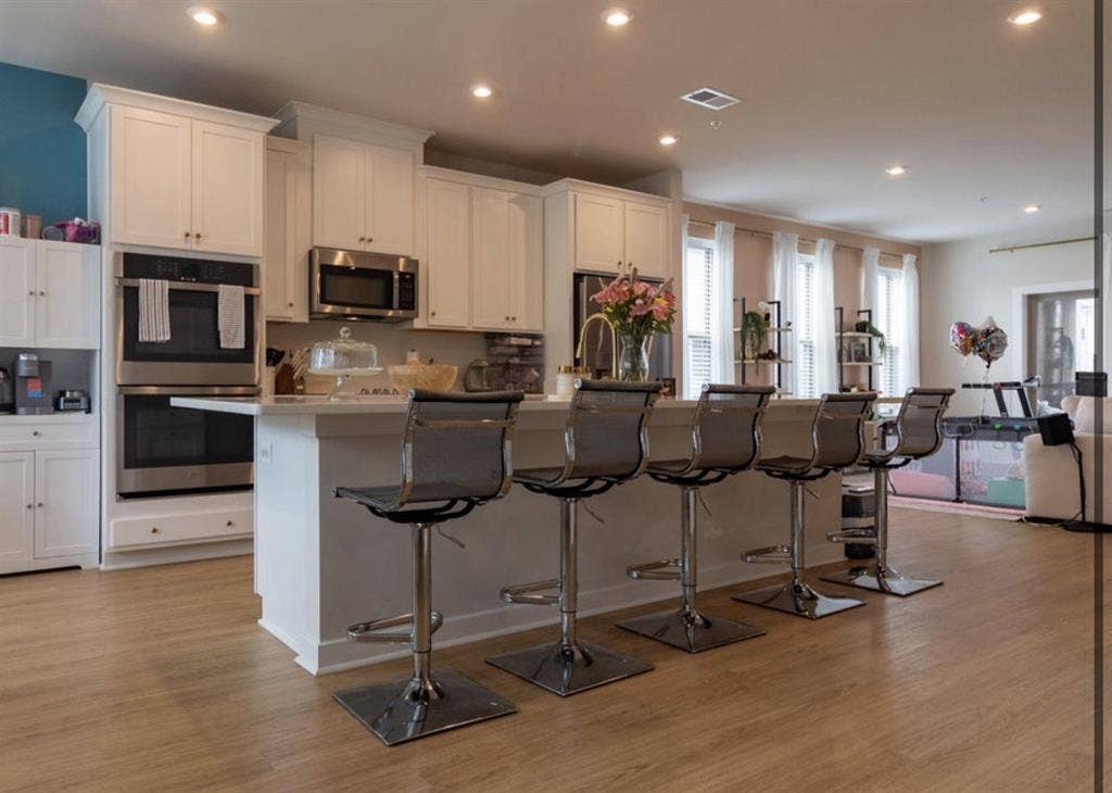 JAN 1st! Room for Rent -$