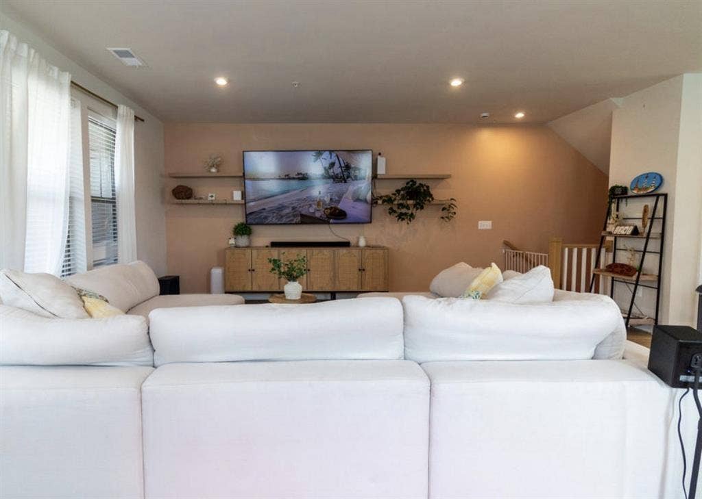 JAN 1st! Room for Rent -$