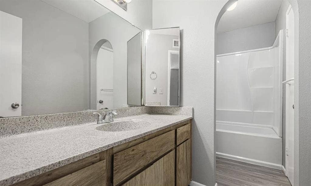 Looking for roommates for DECEMBER