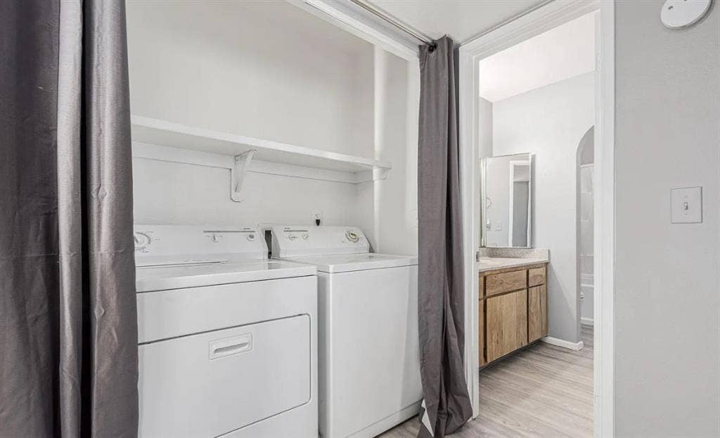 Looking for roommates for DECEMBER