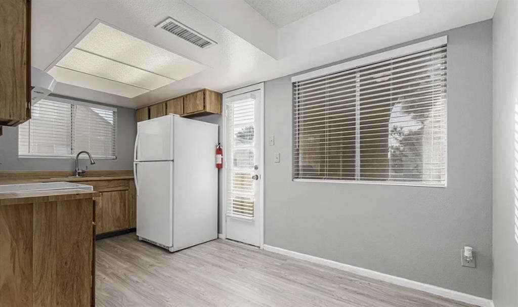 Looking for roommates for DECEMBER