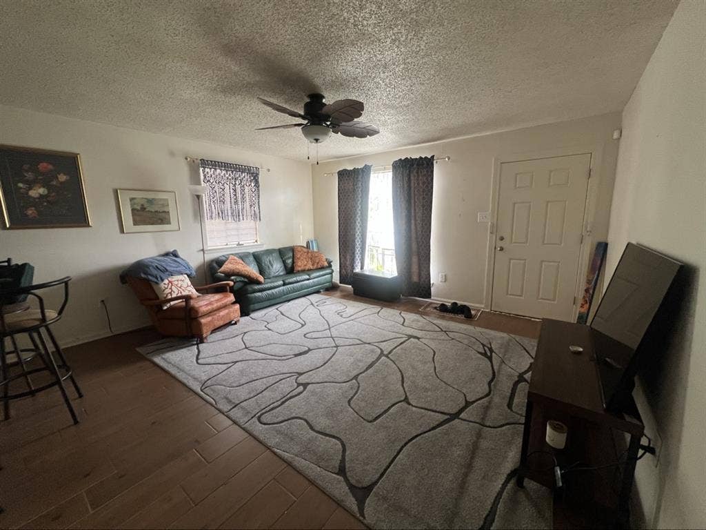 Looking for female roommate