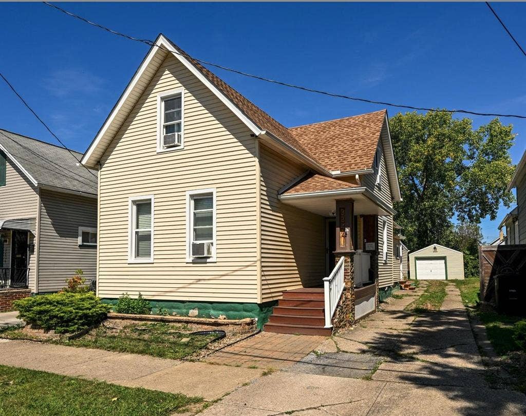 6 BR in Cleveland