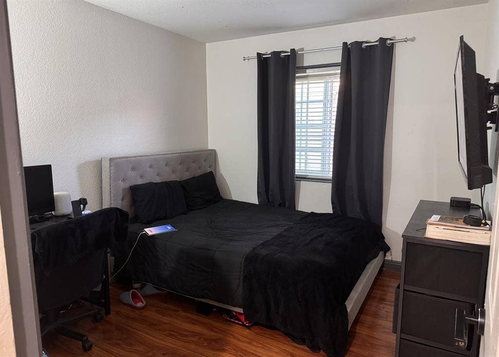 Nice sized room in peace-full house