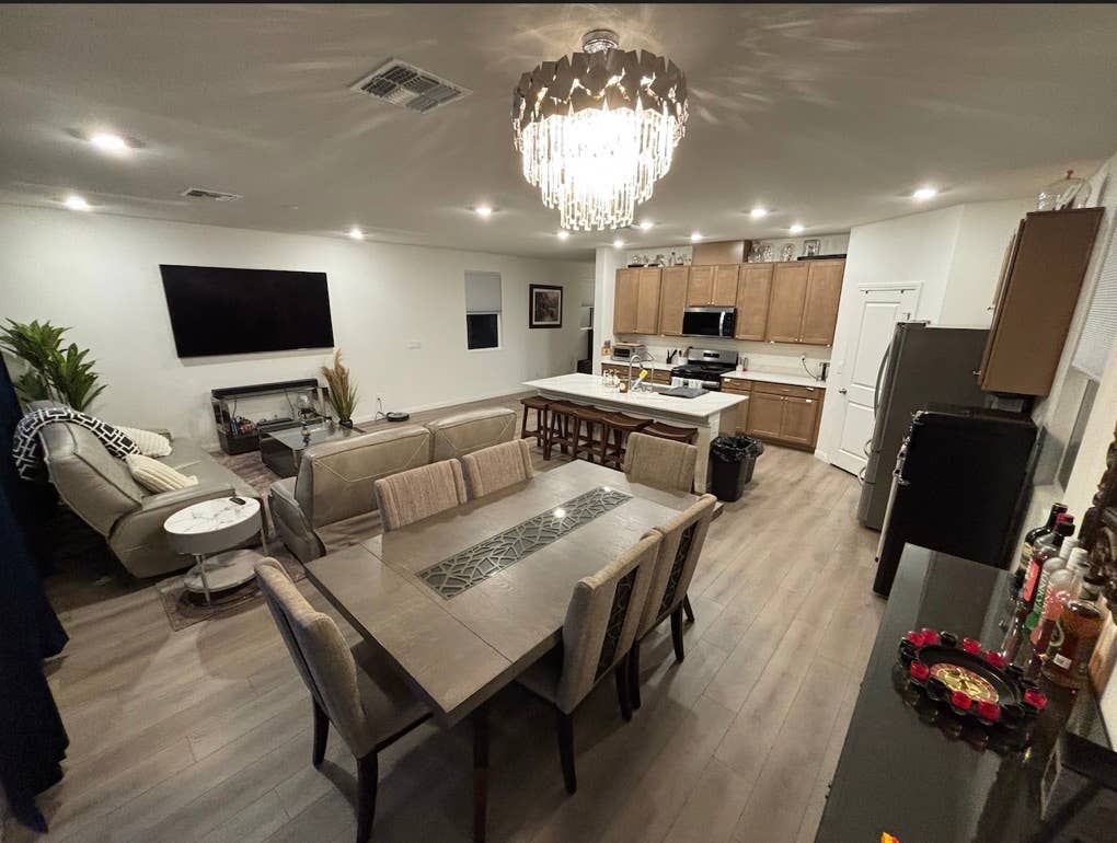 Primary Bedroom (Upstairs)