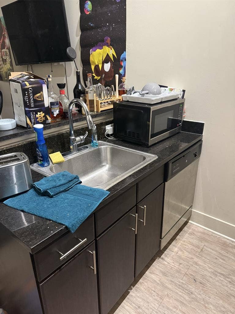 Looking for a Roommatee