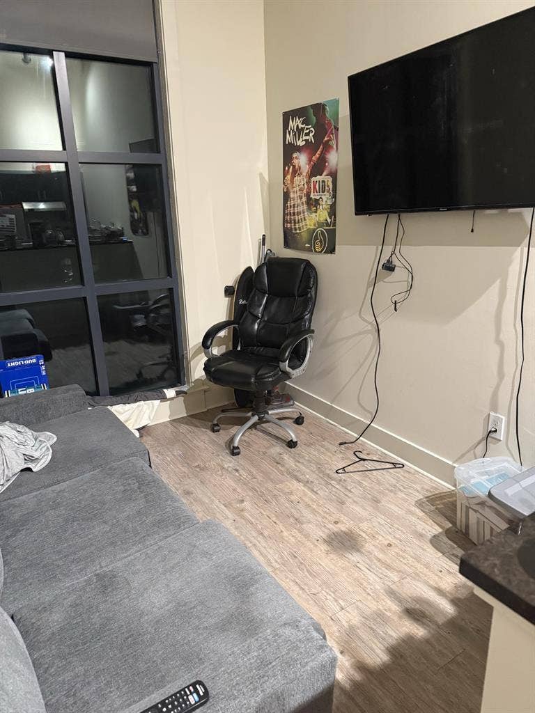 Looking for a Roommatee