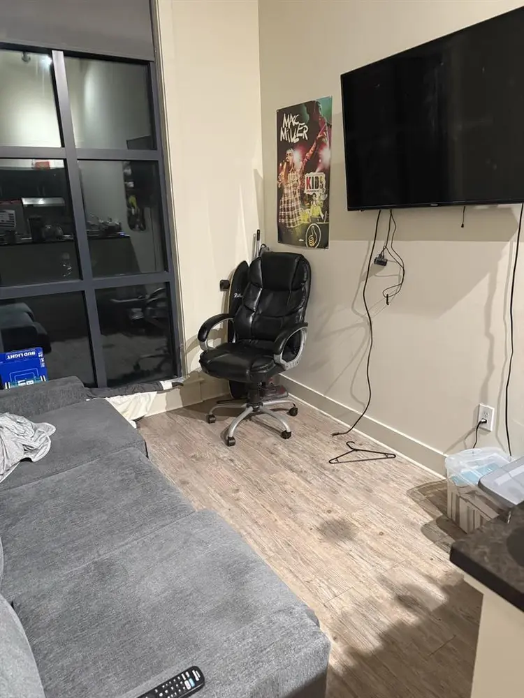 Looking for a Roommatee