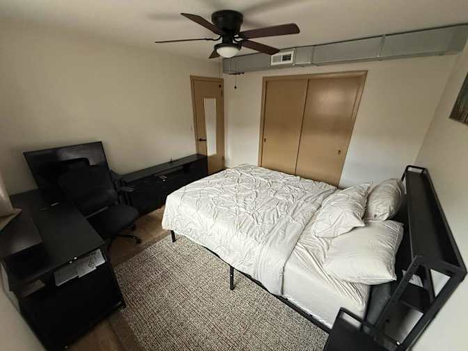 Spacious and comfy furnished room