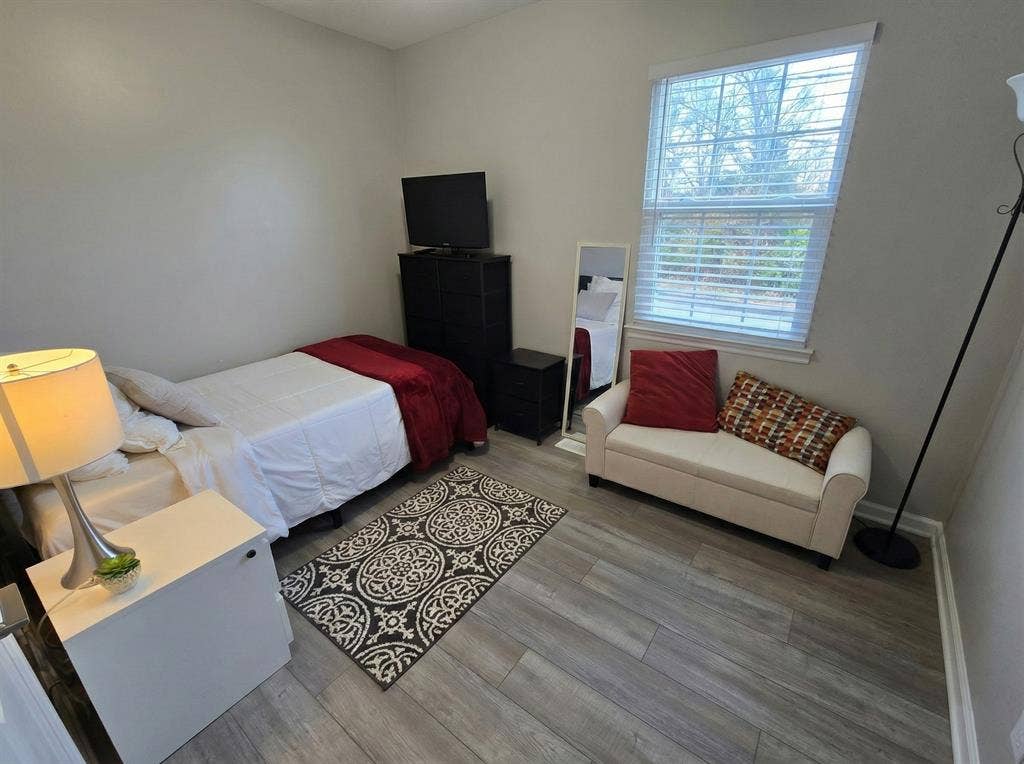 Private Room in Nashville Available