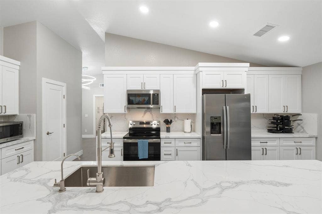 Furnished Room. All Utilities Incl.