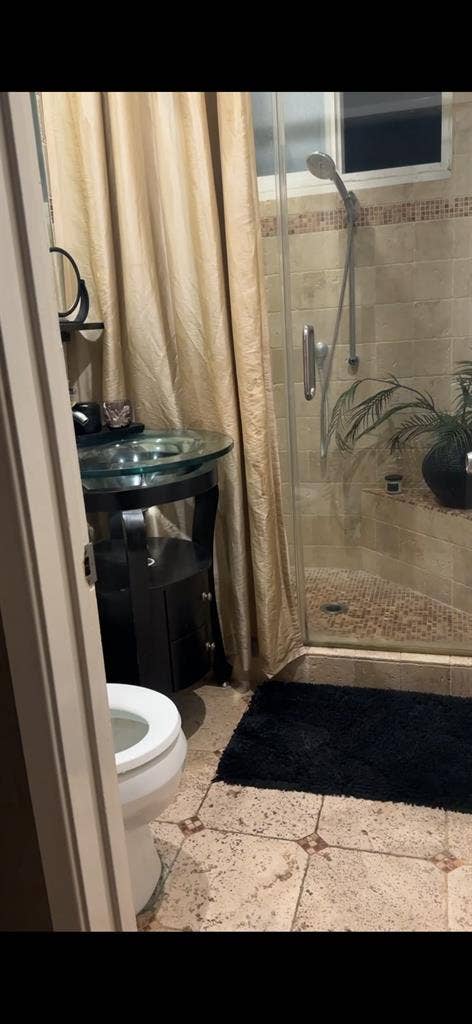 Room for Rent in Encino Home