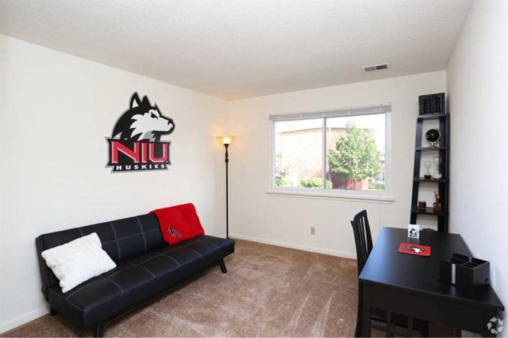 IN NEED OF A ROOMMATE ASAP!!