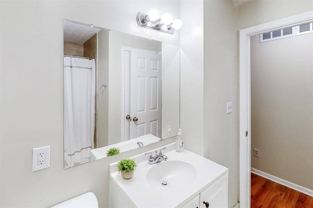 8 BR in Riverdale