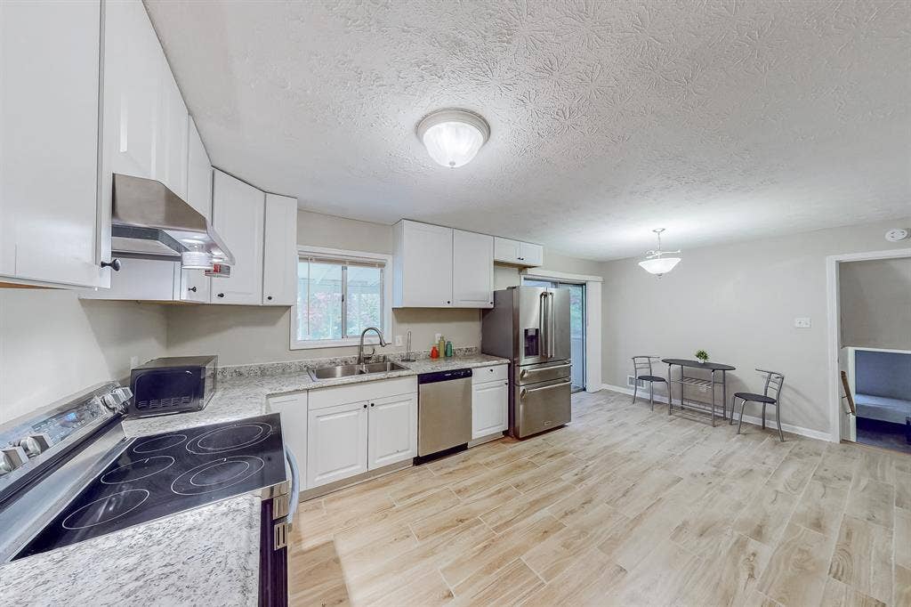 8 BR in Riverdale