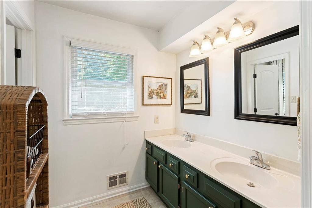 Master bedroom for rent