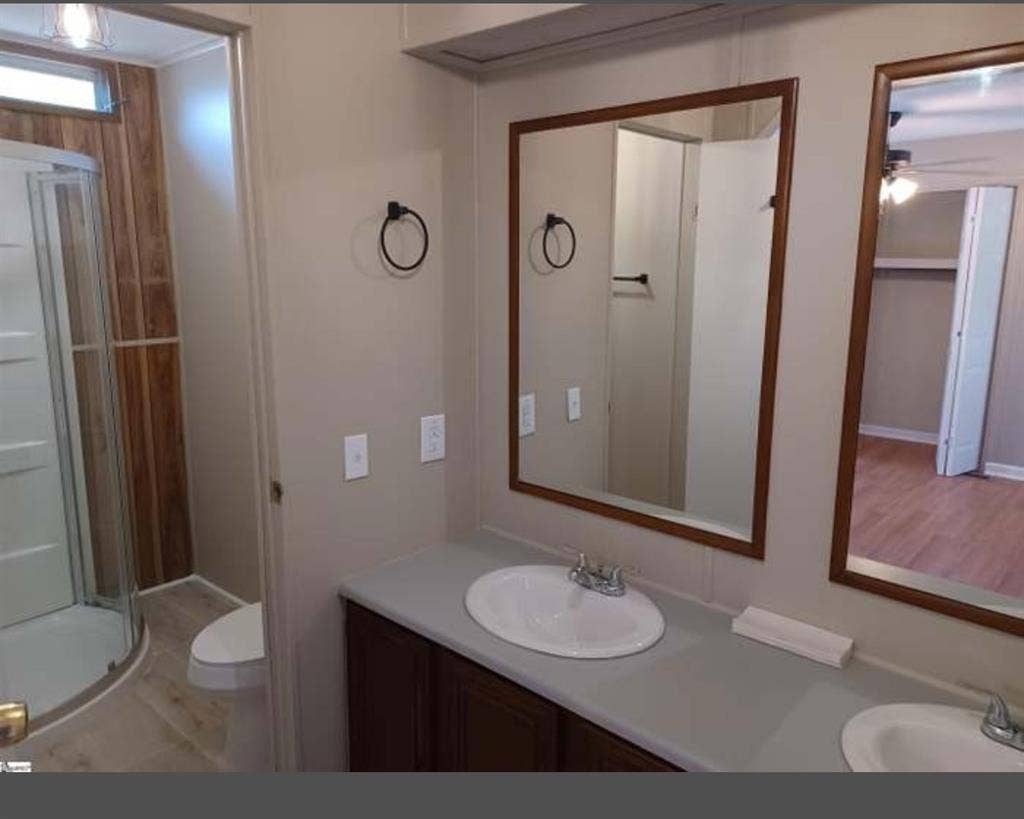 Máster bedroom with bathroom