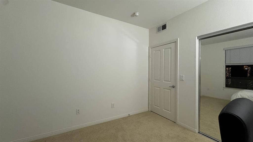 Private Room / Private Bath