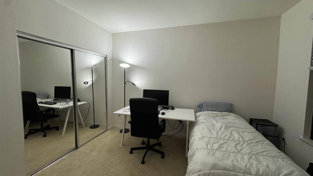 Private Room / Private Bath