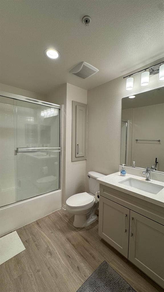 Private Room / Private Bath