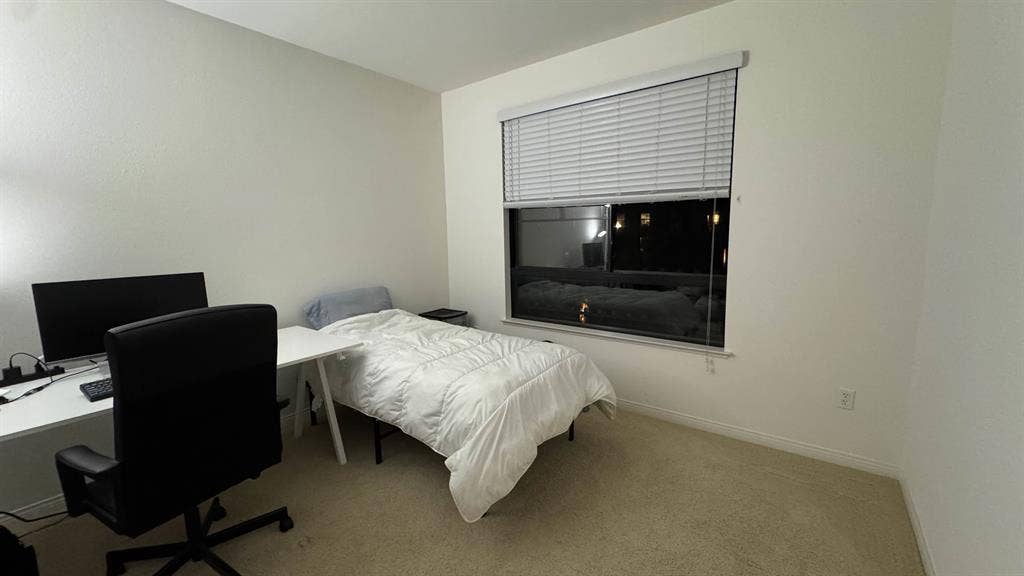 Private Room / Private Bath