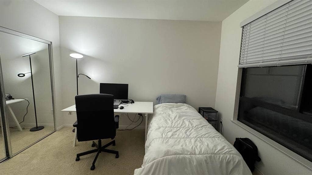 Private Room / Private Bath