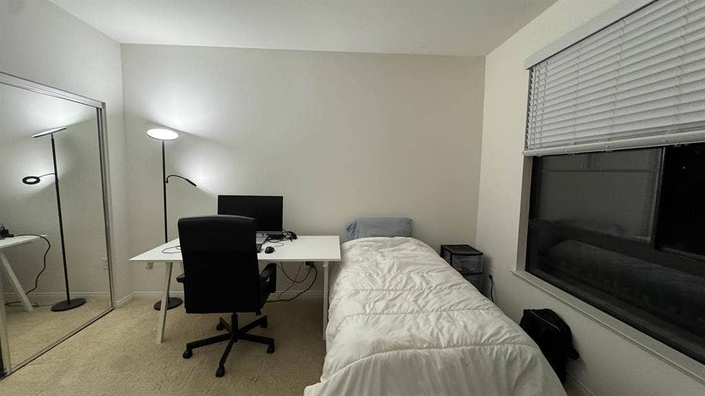 Private Room / Private Bath