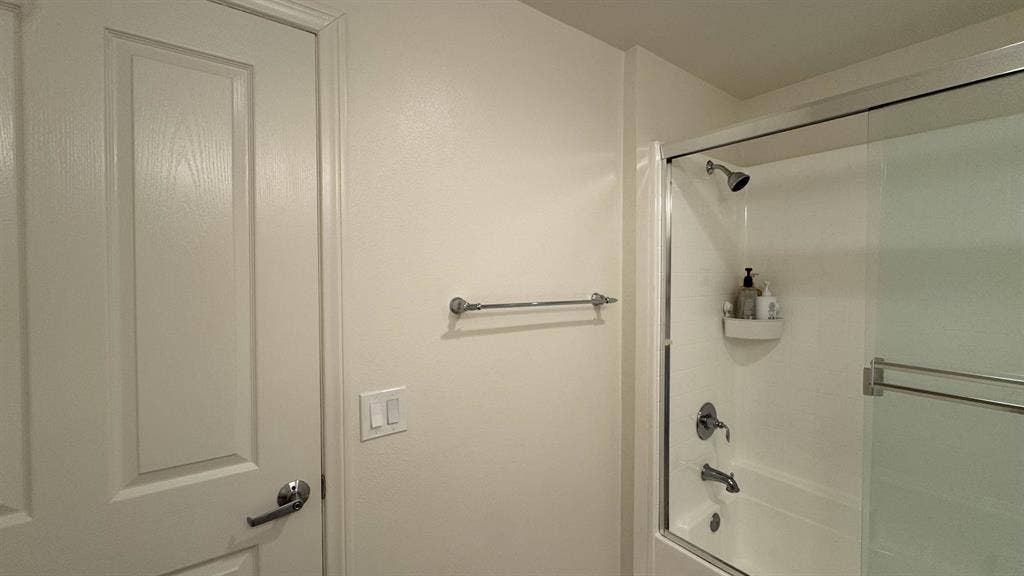 Private Room / Private Bath