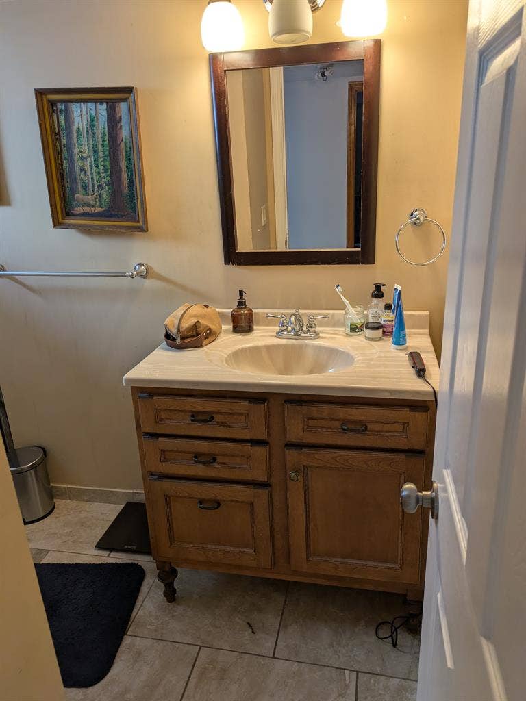 Huge room in Ball Square apartment