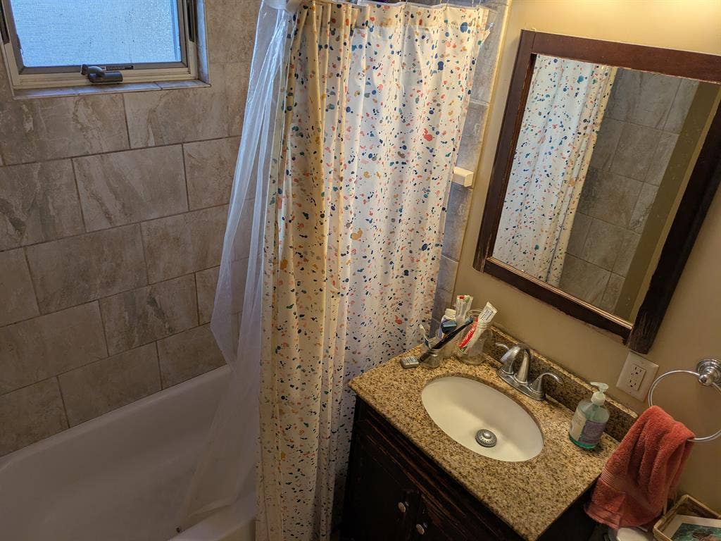 Huge room in Ball Square apartment