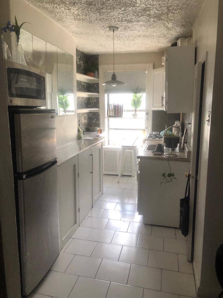 Large Bedroom on 2 Avenue