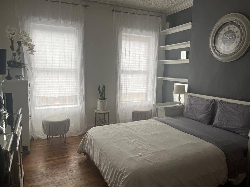 Large Bedroom on 2 Avenue