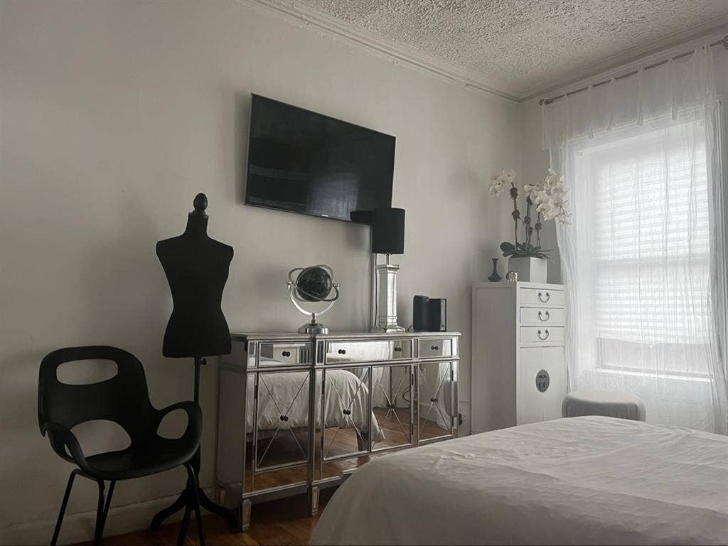 Large Bedroom on 2 Avenue