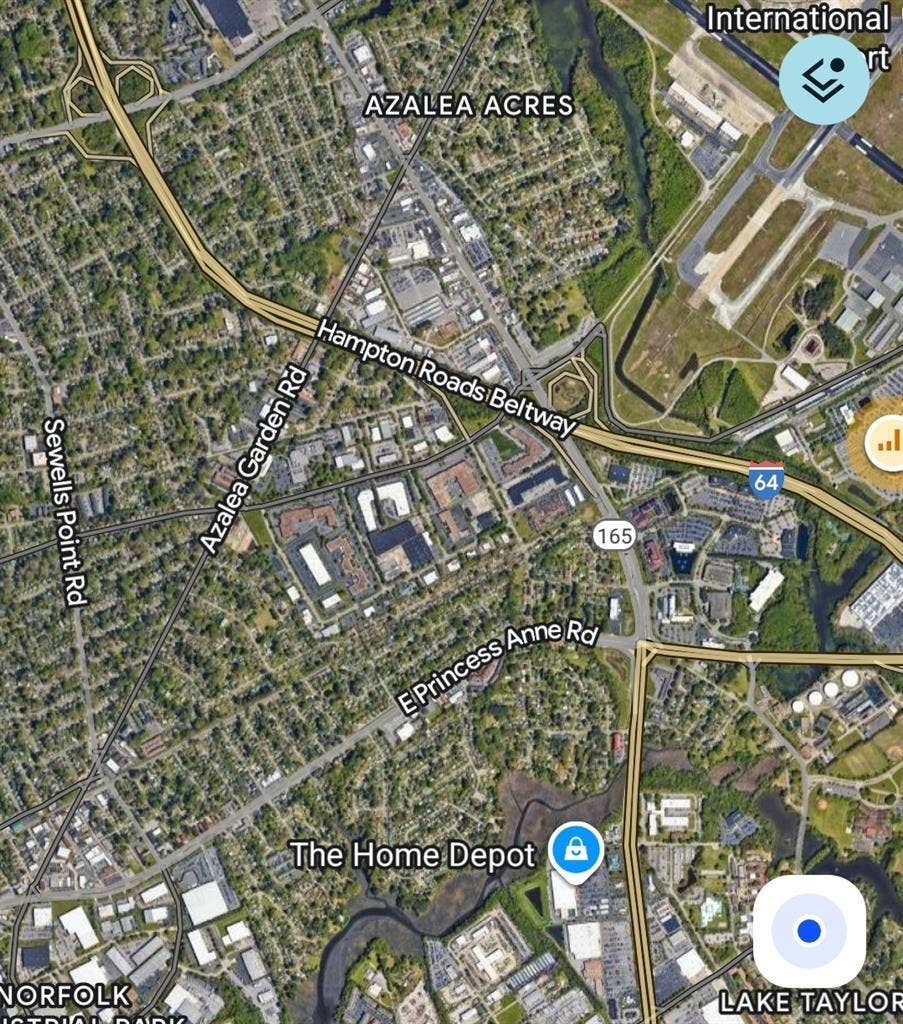 Comfy room, quiet neighborhood.