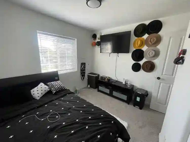 Room in House Available - /mo