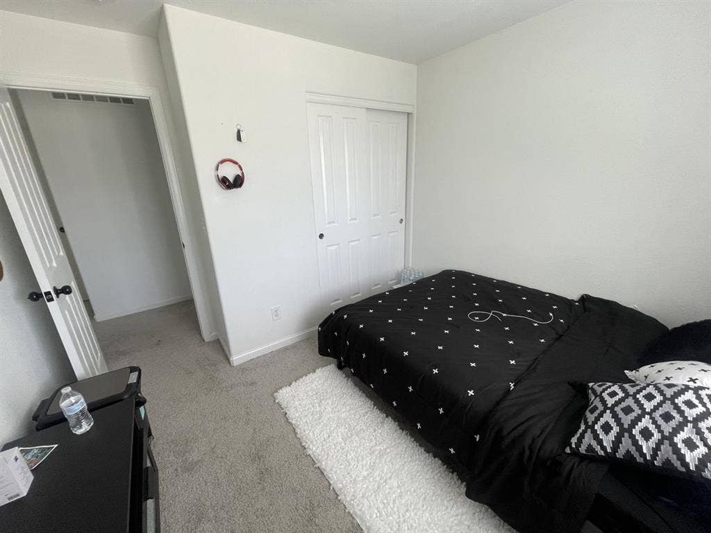 Room in House Available - /mo