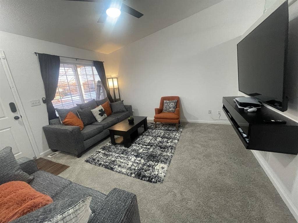 Room in House Available - /mo