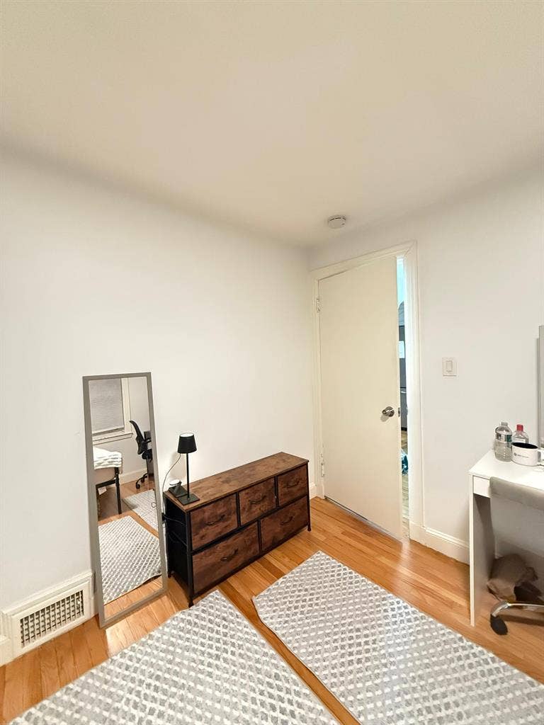 Looking for girl roommate