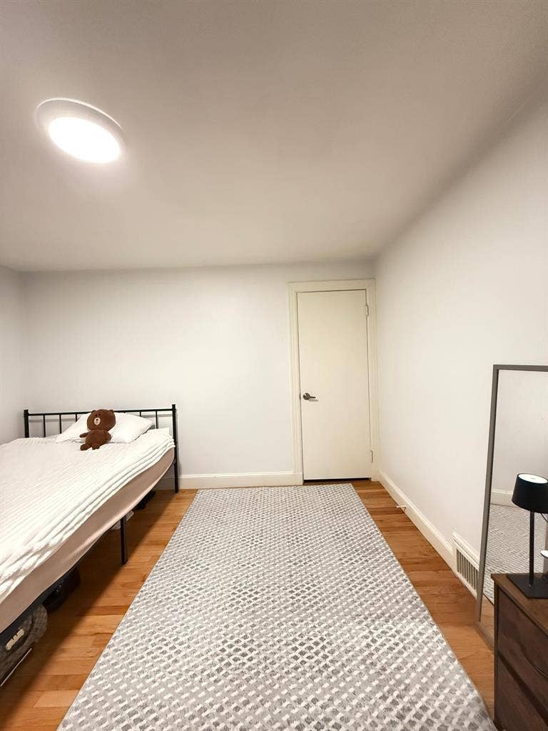 Looking for girl roommate