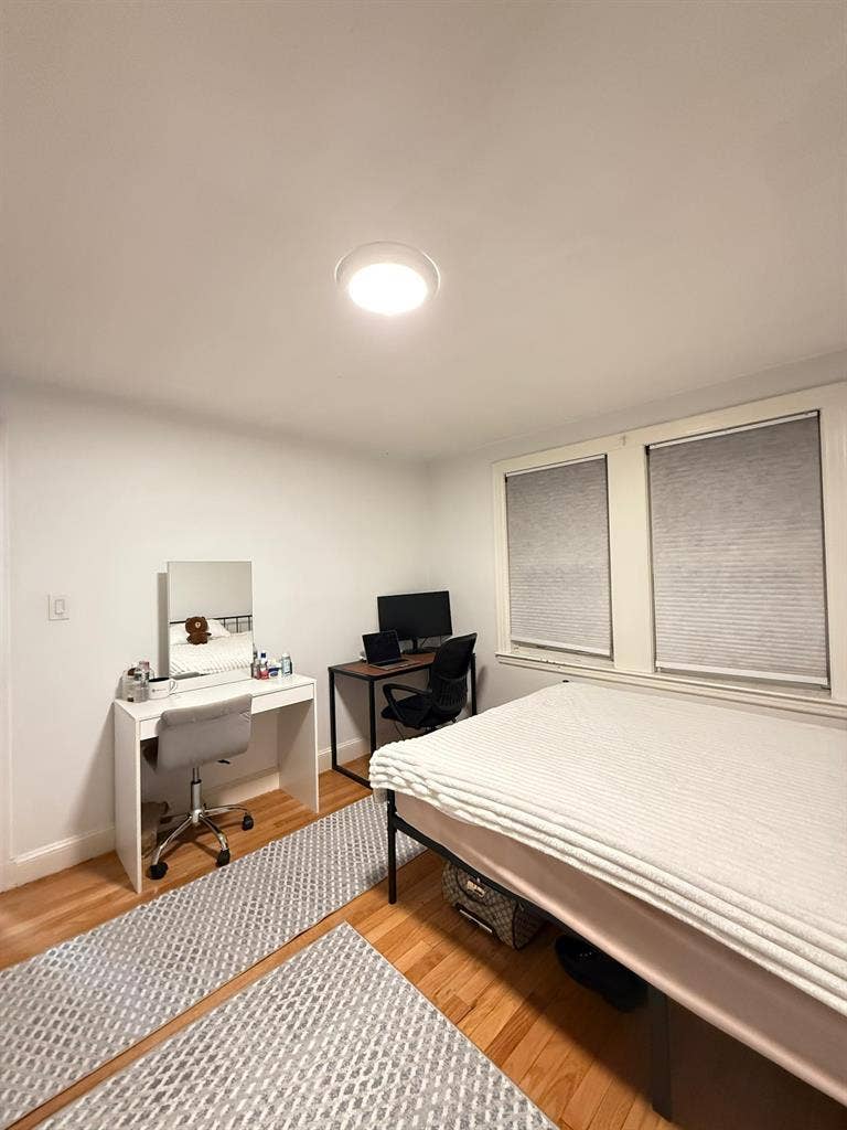 Looking for girl roommate