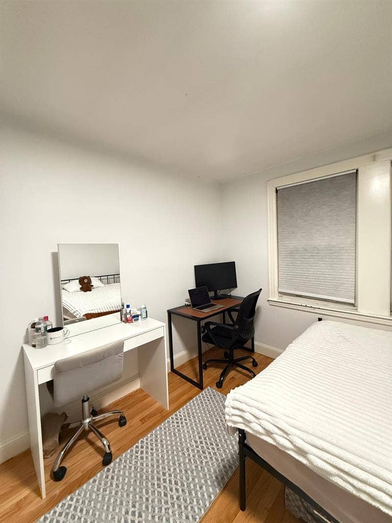 Looking for girl roommate