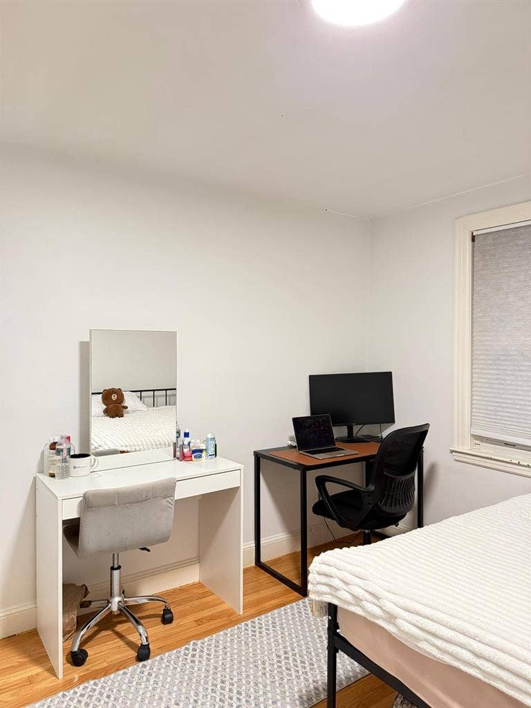 Looking for girl roommate