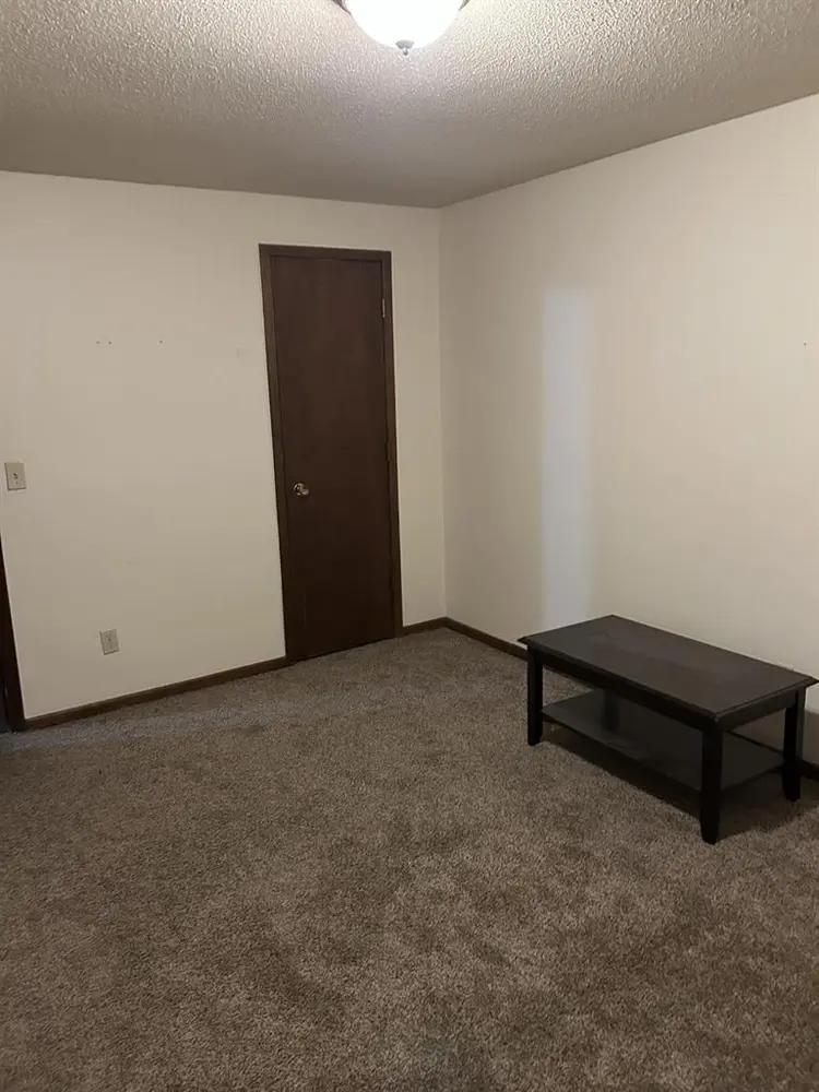 Chill room off 6th ave