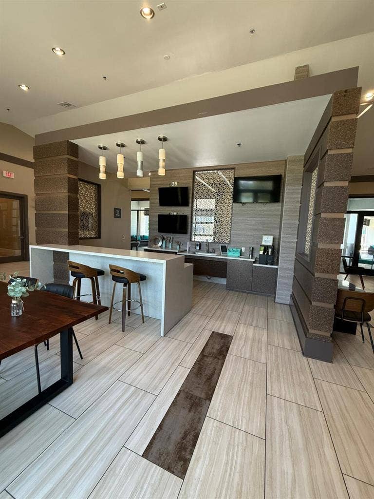 I rent a suite in Milenia.