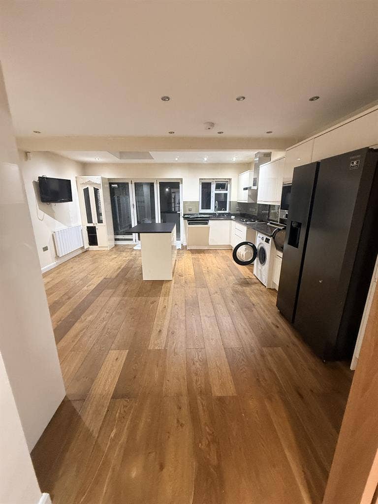 4 bed flat available for sharing